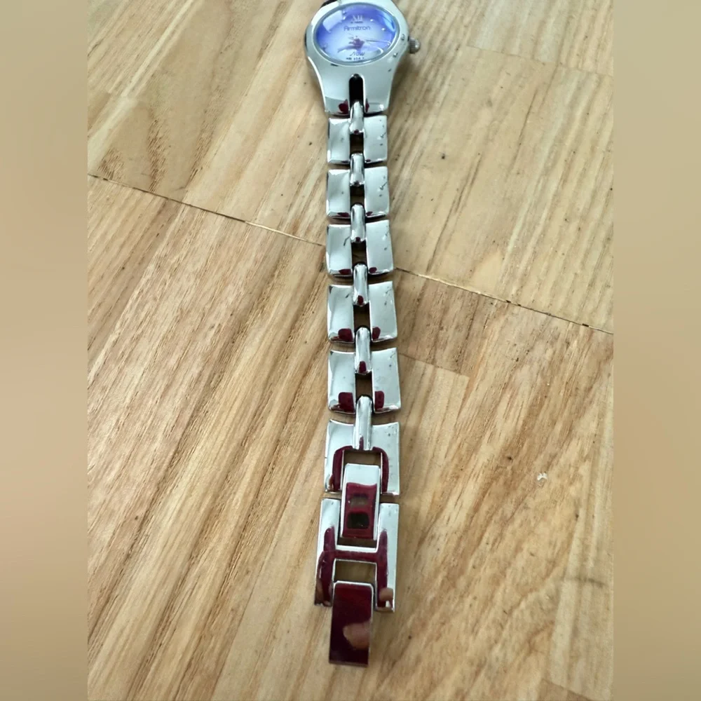 Armitron ladies blue holographic dial silver tone watch NEW BATTERY